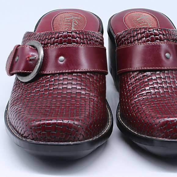burgundy shoes clarks